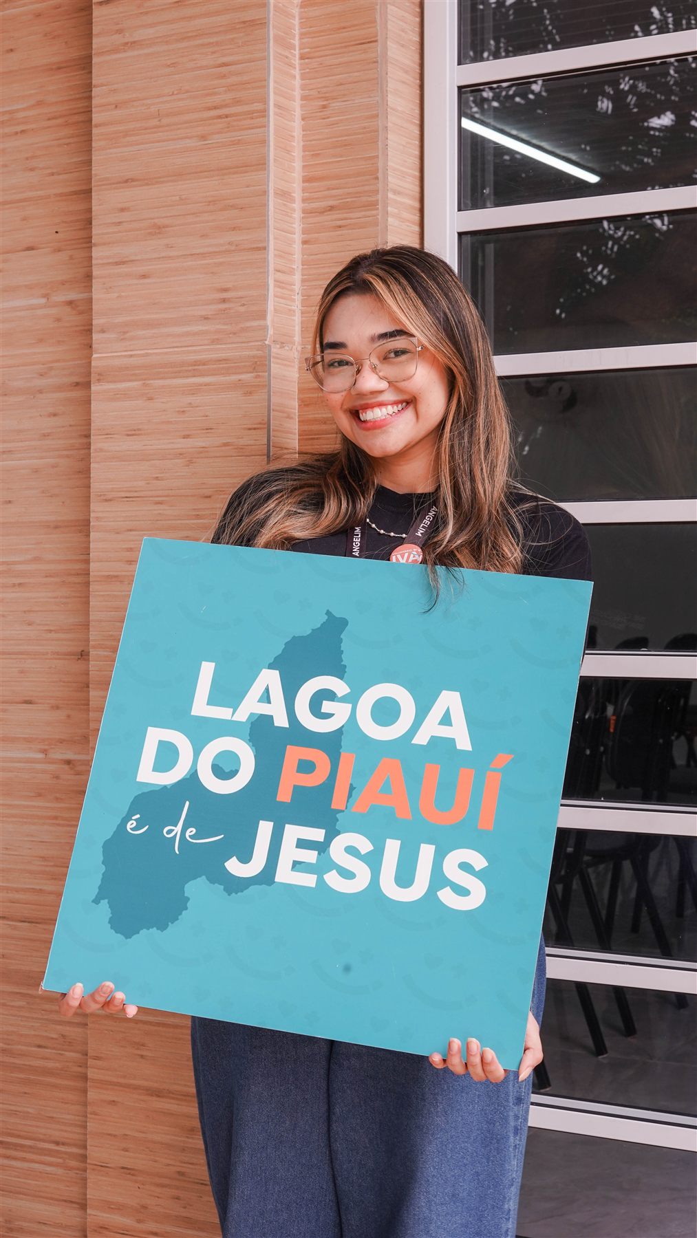Voluntária segurando uma placa do Instituto Vida Abençoada