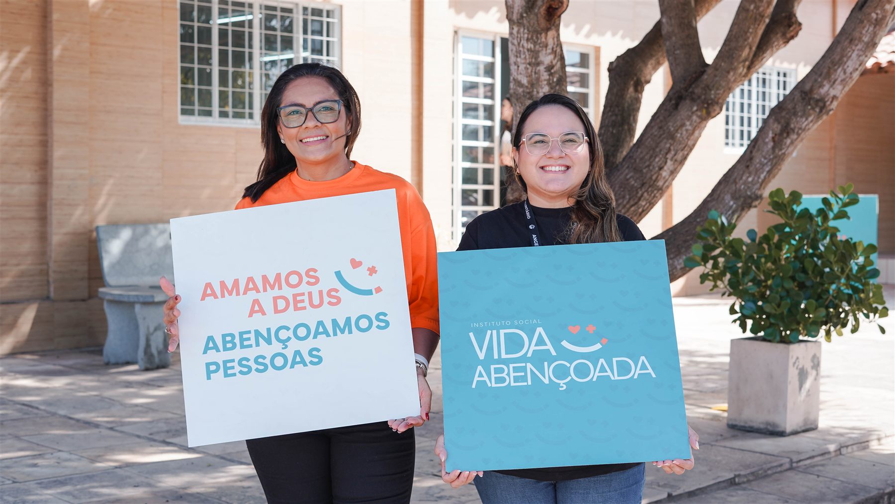 Voluntárias segurando mensagens do instituto